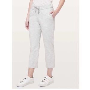 Lululemon On The Fly (gray white space dye) Cropped Capri Pants, size 6
